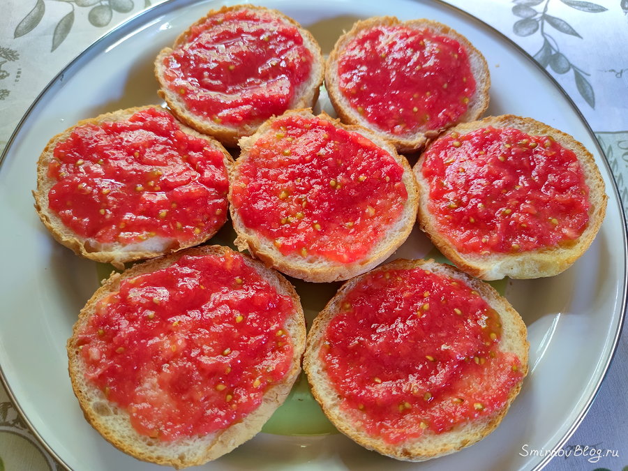 Вкусный и необычный завтрак      Бутерброд с творогом, помидорами и оливками 