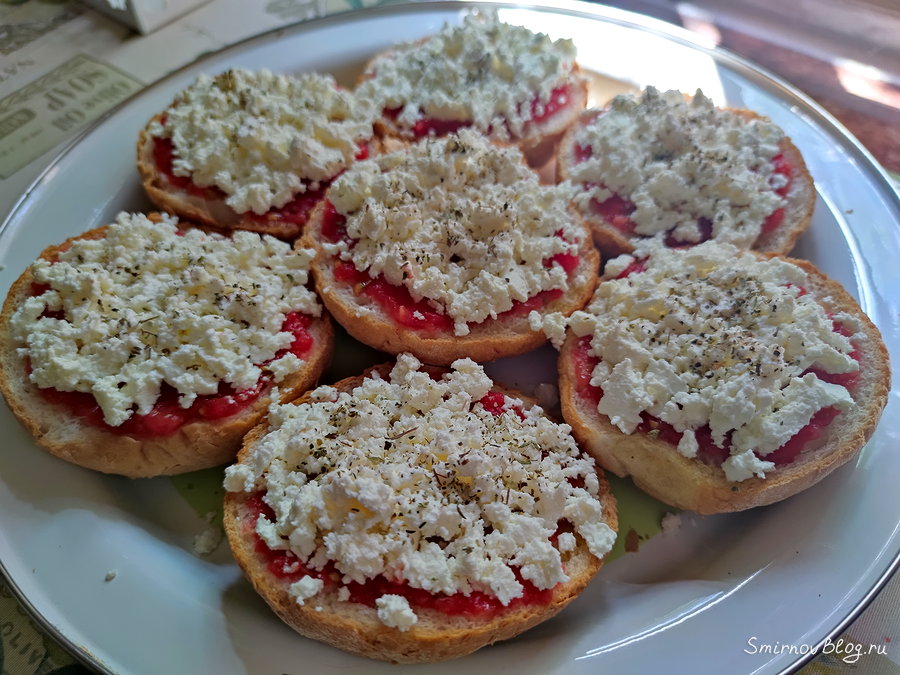 Вкусный и необычный завтрак - бутерброд с творогом, помидорами и оливками 
