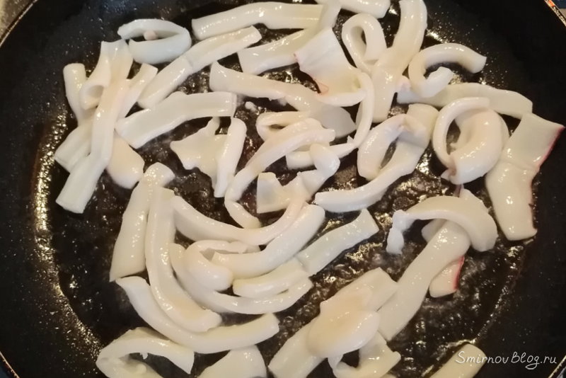 Макароны с кальмарами и креветками в сливочном соусе