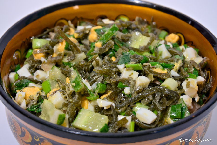 Вкусный салат из консервированной морской капусты