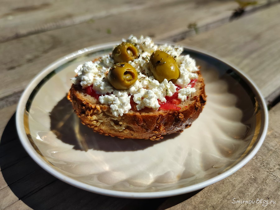 Вкусный и необычный завтрак - бутерброд с творогом, помидорами и оливками 