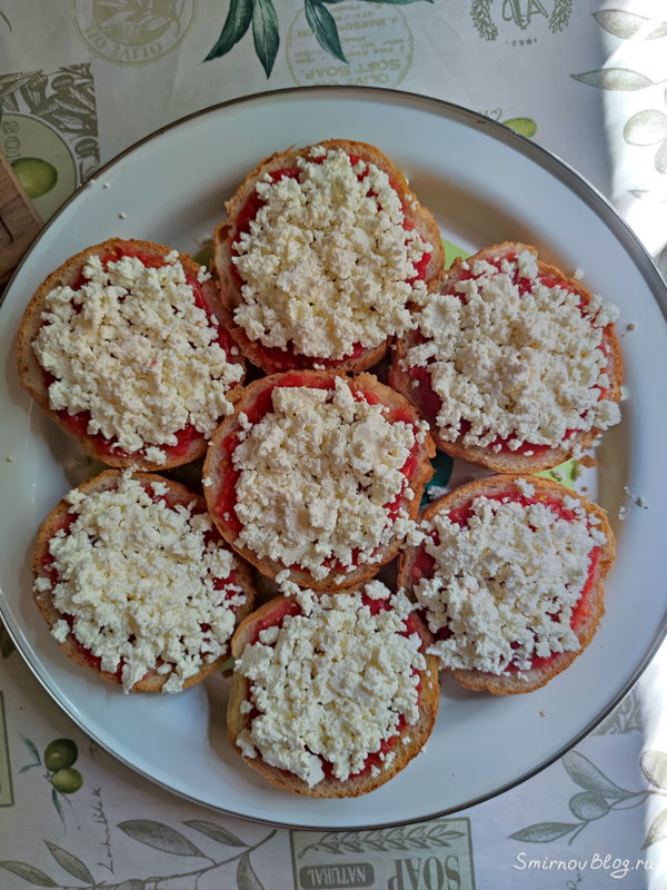 Вкусный и необычный завтрак      Бутерброд с творогом, помидорами и оливками