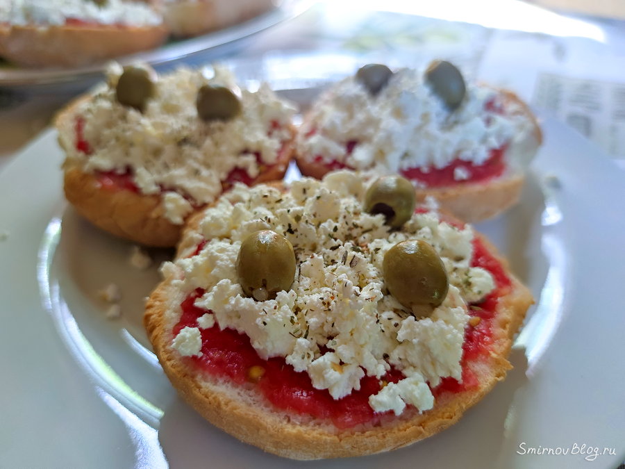 Вкусный и необычный завтрак - бутерброд с творогом, помидорами и оливками