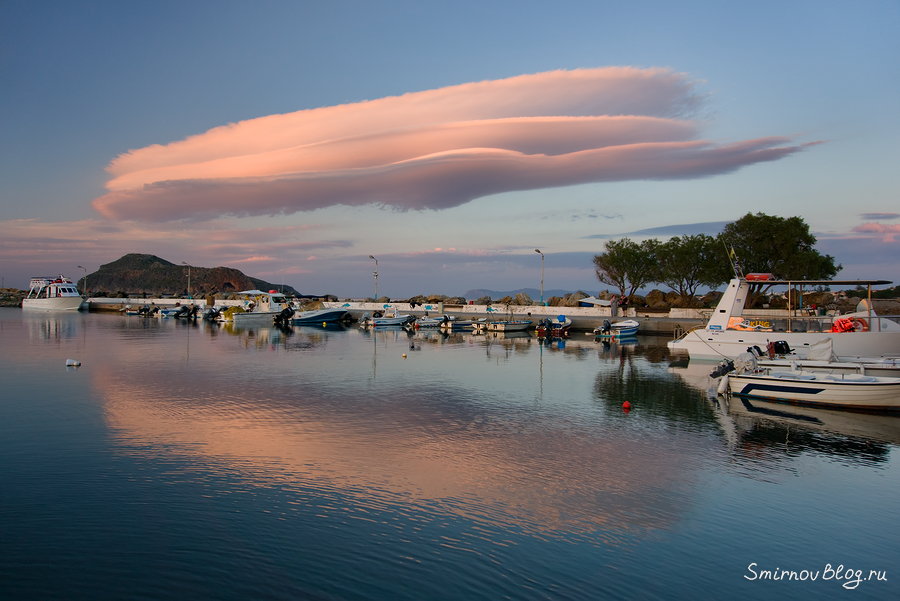 Линзовидные (лентикулярные, чечевицеобразные) облака. Фото сделано на о. Крит