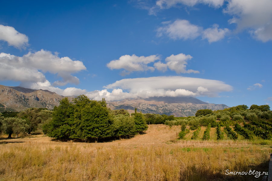 Линзовидные (лентикулярные, чечевицеобразные) облака. Фото сделано на о. Крит