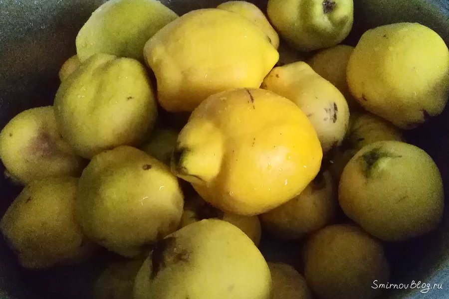 Подготавливаем айву для варки варенья