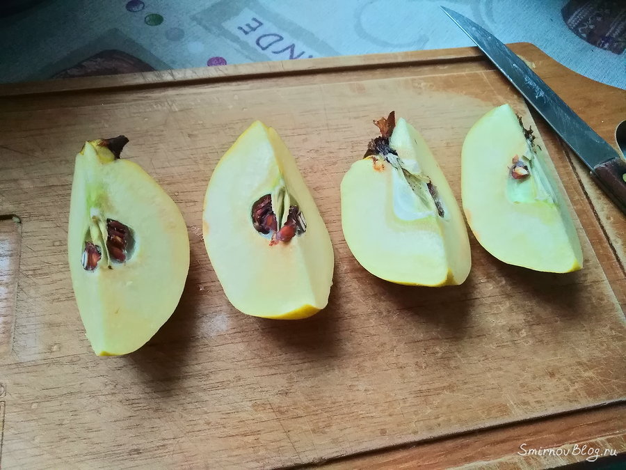 Айва разрезанная на четыре части