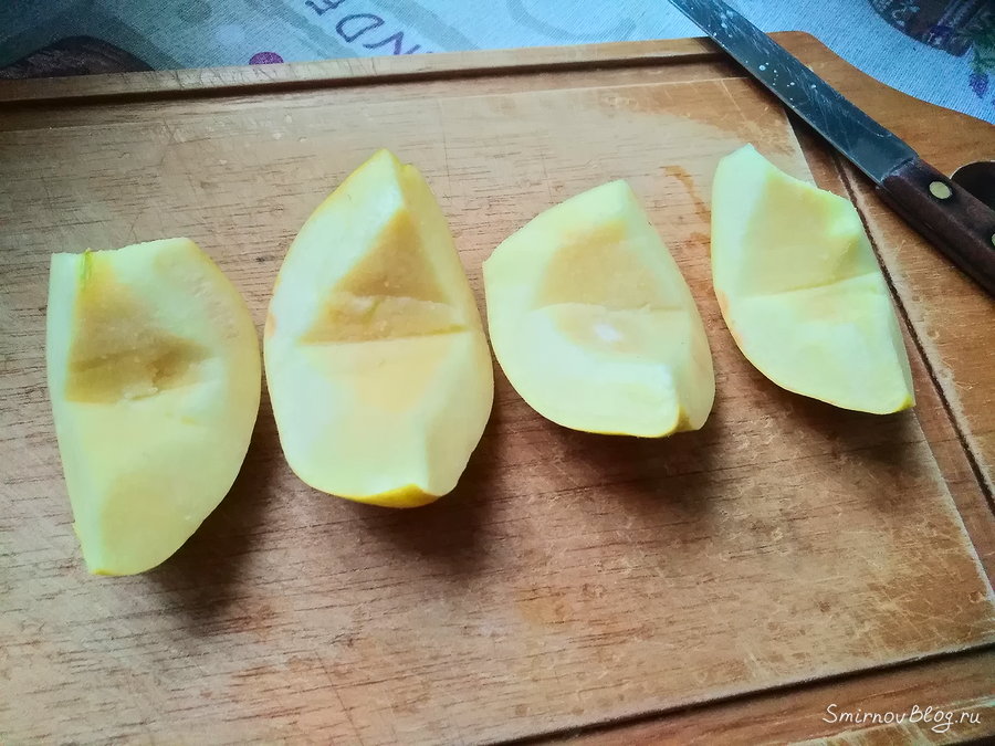 Кусочки айвы без сердцевины и косточек