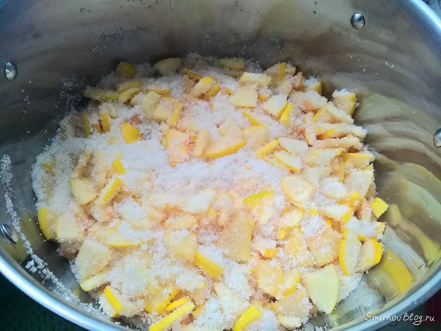 Айва перемешанная с сахаром для варенья