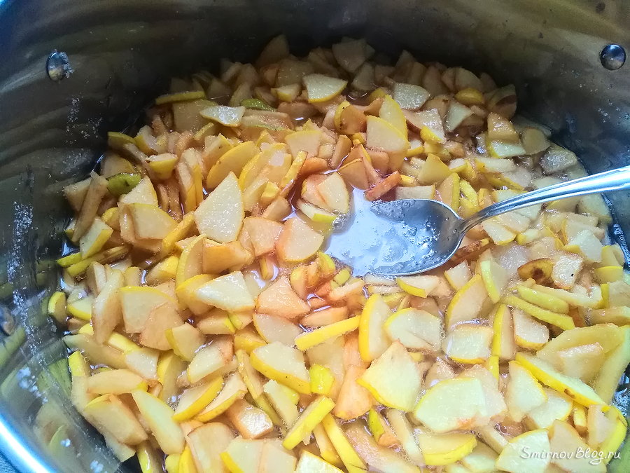Кусочки айвы с сиропом для варенья
