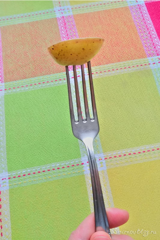 Как приготовить вкусные блины Картофельный ломтик наколотый на вилку, чтобы намазать растительное масло на сковороду