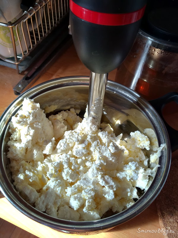 Брынза со сливочным маслом и чесноком измельчается блендером