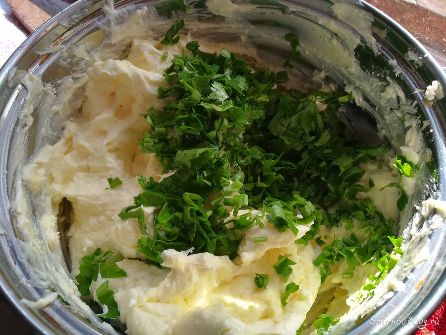 Масса из брынзы, чеснока и сливочного масла с зеленью