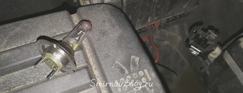 Замена лампы ближнего света на VW Touran 1T2