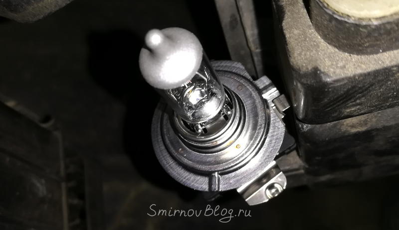 Устанавливаем новую лампу ближнего света на цоколь на VW Touran 1T2