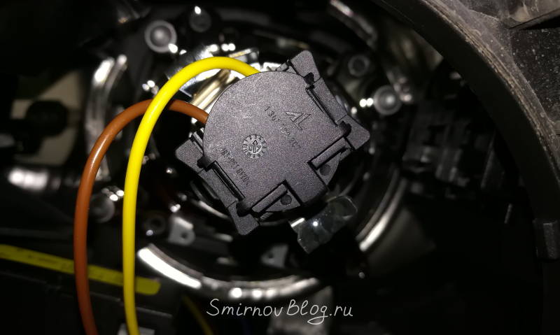 Замена лампы ближнего света на VW Touran 1T2