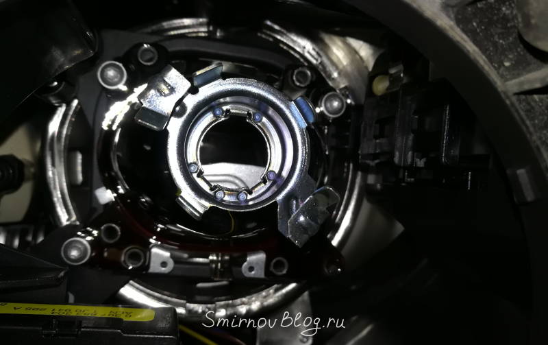 Крепление фары ближнего света на VW Touran 1T2