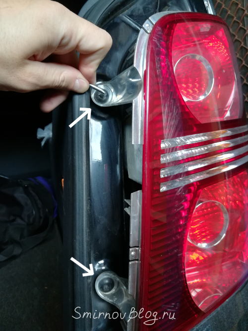 Откручиваю заднюю фару на VW Touran 1T2
