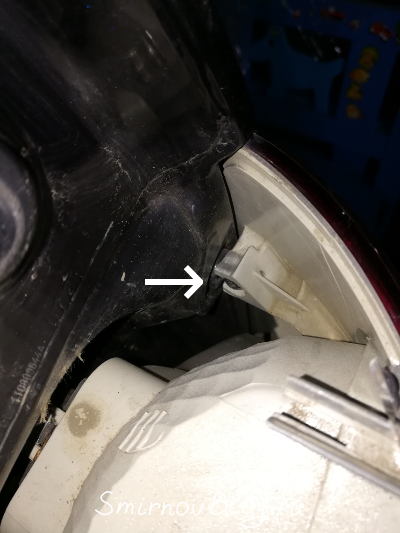 Аккуратно снимаем заднюю фару VW Touran 1T2 по направляющим