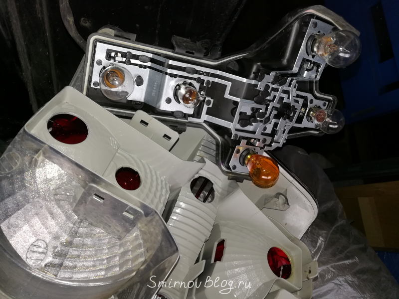 Цоколь с лампами задней фары на VW Touran 1T2 легко отстёгивается