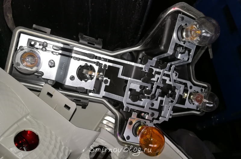 Извлечение неисправной лампы из задней фары VW Touran 1T2