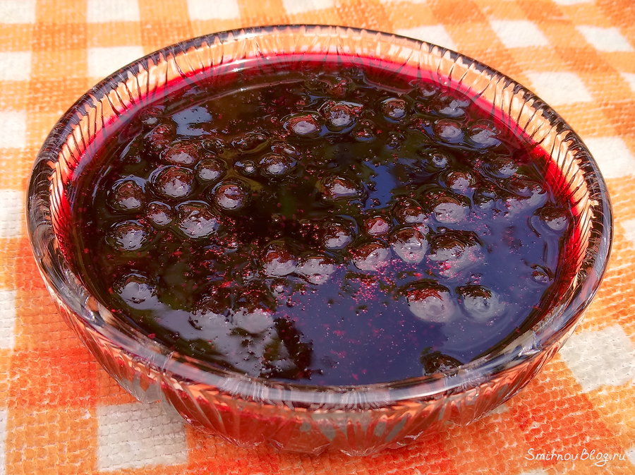 Черничное варенье в розетке