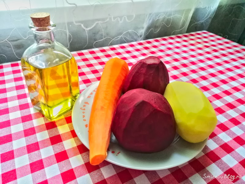 Продукты для приготовления домашних овощных чипсов в духовке: свекла, картошка, морковь и оливковое масло