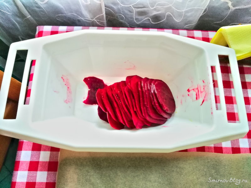 Нарезанная тонкими ломтиками свёкла для приготовления домашних чипсов