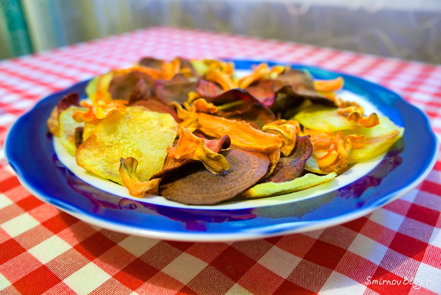 Домашние чипсы из свёклы, моркови и картофеля, приготовленные в духовке