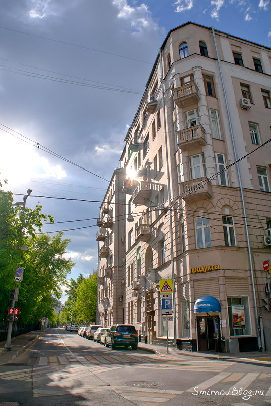 Дом на углу Гагаринского и Староконюшенного переулков