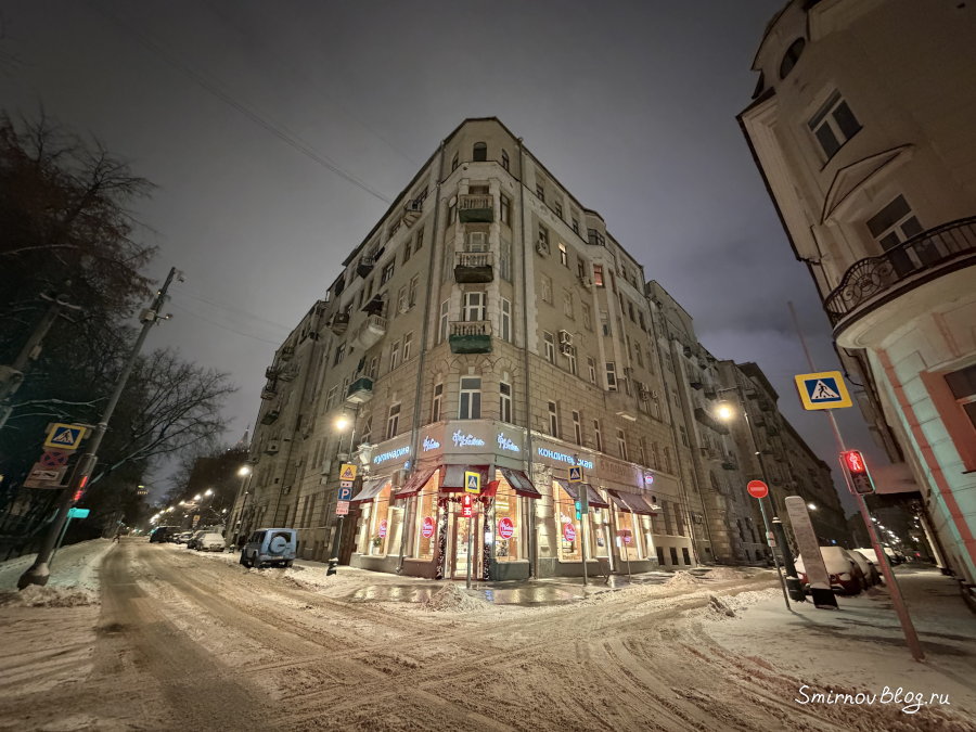 Дом на углу Гагаринского и Староконюшенного переулков