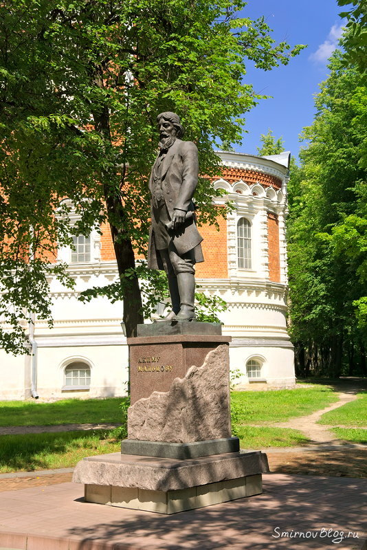 Памятник Акиму Мальцову, Гусь-Хрустальный Памятник Акиму Мальцову возле Георгиевского собора в Гусь-Хрустальном