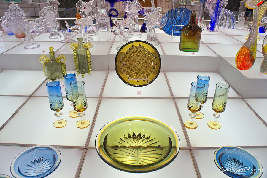 Экспонаты Музея Хрусталя в Георгиевском соборе, г. Гусь-Хрустальный