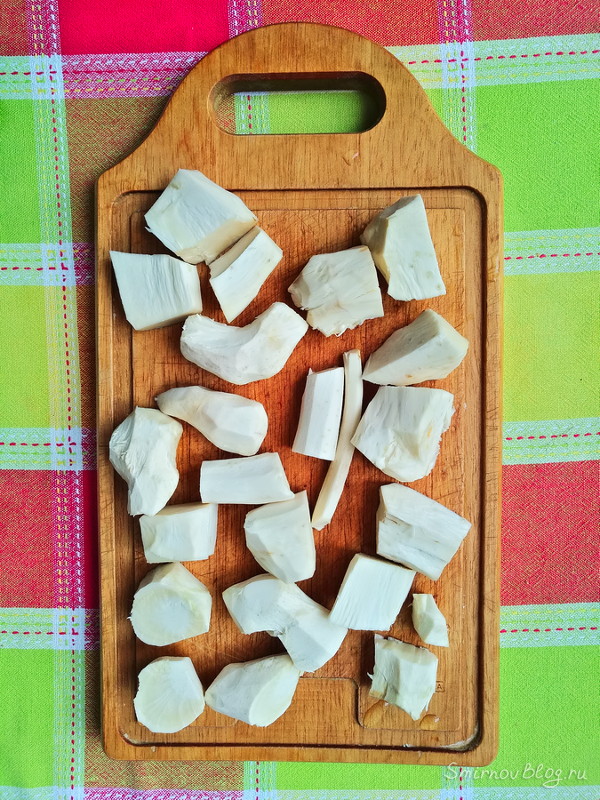 Очищенные кусочки корня хрена перед тем, как заложить их в морозилку