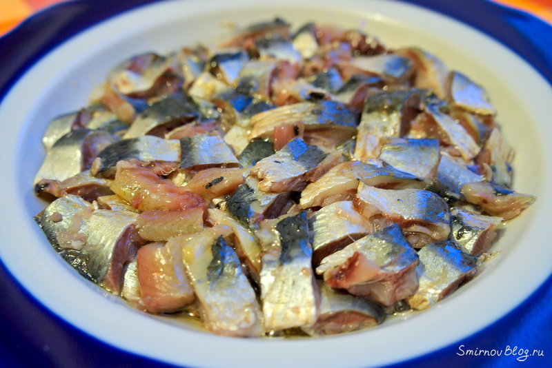 Иваси под шубой. Рецепт Порезанные на кусочки сардины иваси в тарелке