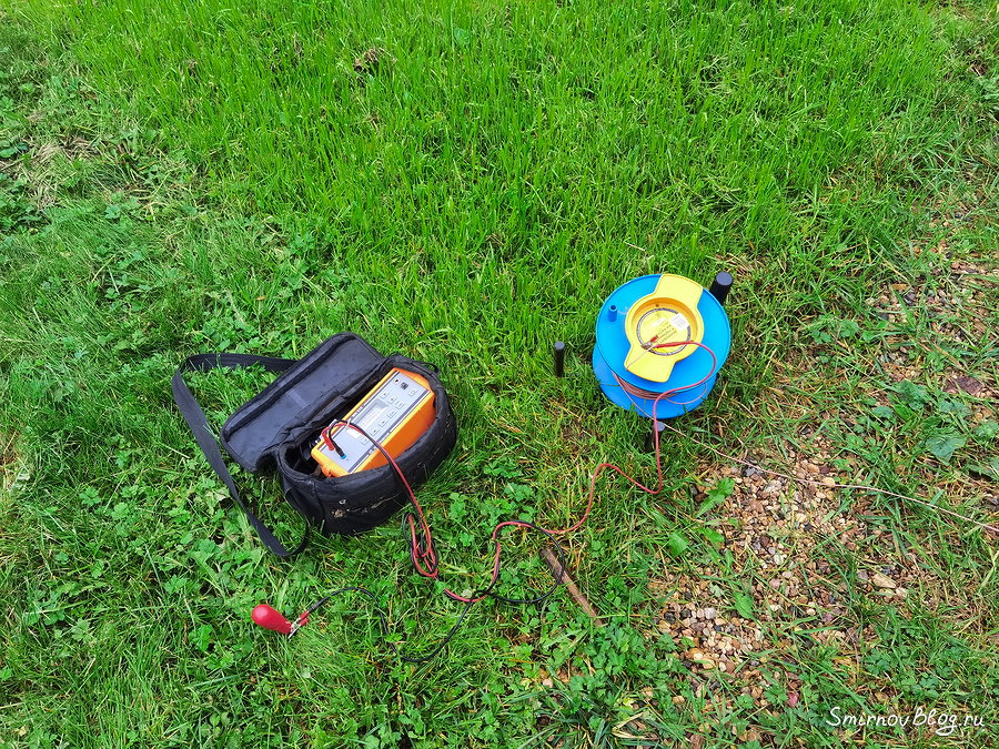 Поиск водопроводной трубы под землёй при помощи локатора (трассоискателя)