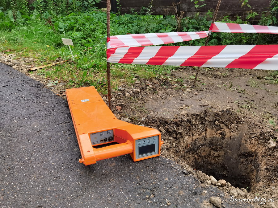 Поиск водопроводной трубы под землёй при помощи локатора (трассоискателя)