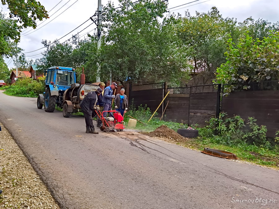 Работники водоканала наращивают обнаруженный водопроводный люк