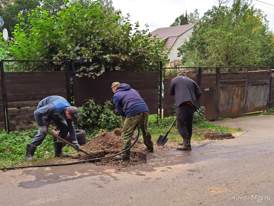 Работники водоканала наращивают обнаруженный водопроводный люк