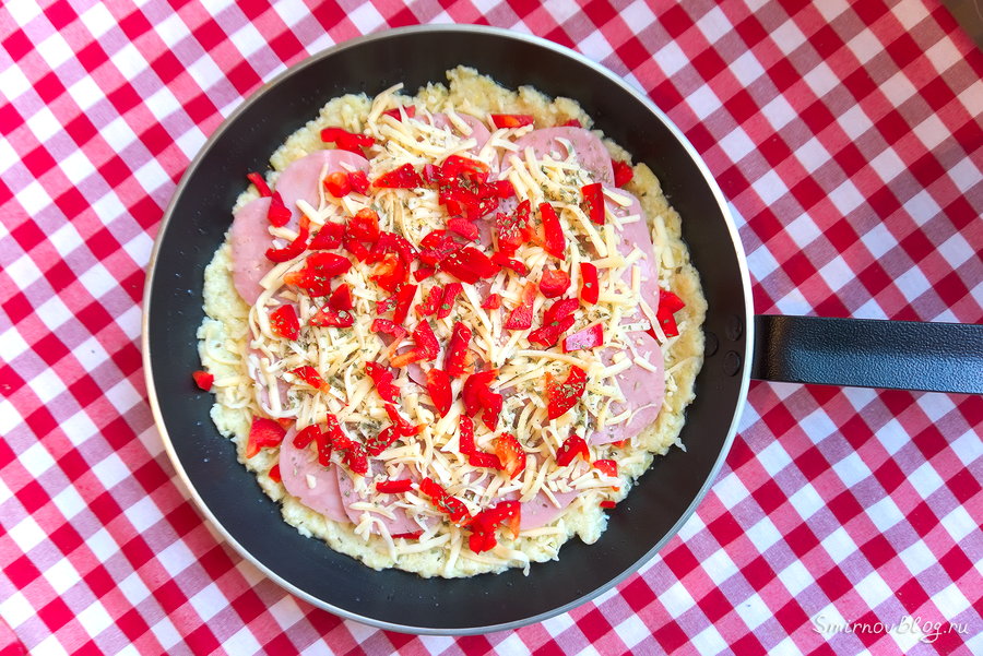 Картофельный пирог с начинкой на сковороде