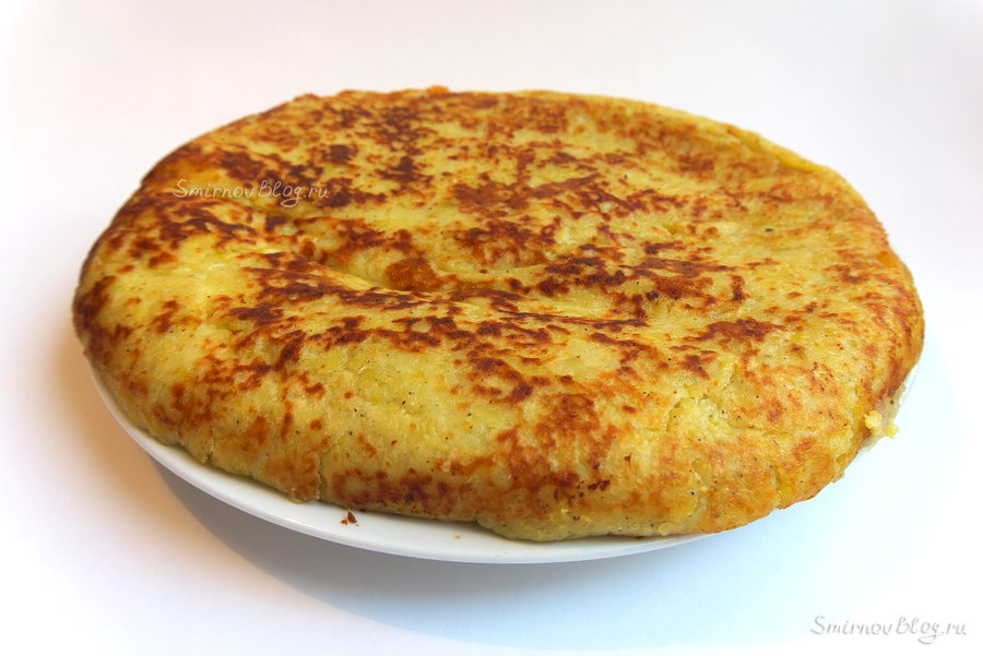 Картофельный пирог с ветчиной и сыром пожаренный на сковороде