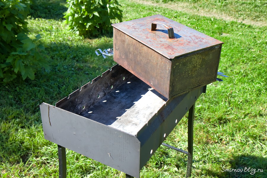 Чтобы разместить коптильню на мангале, используем шампуры или арматуру