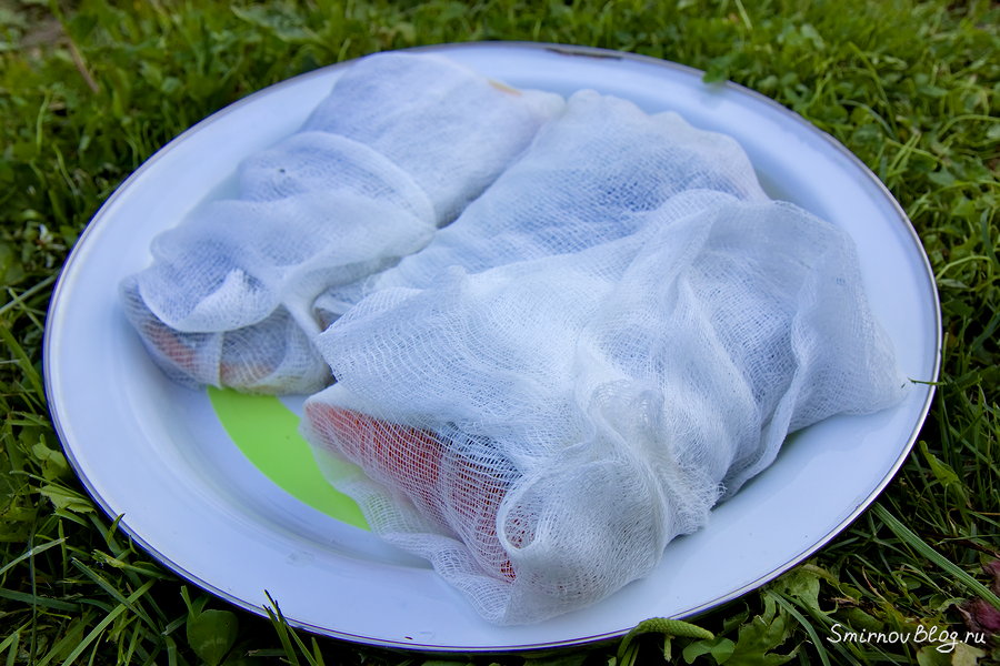 Перед тем, как коптить рыбу, заворачиваем её в марлю