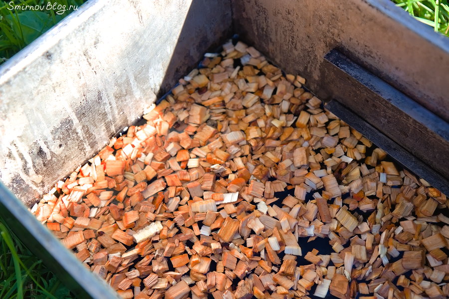 Перед тем, как коптить рыбу, щепу нужно замочить в воде