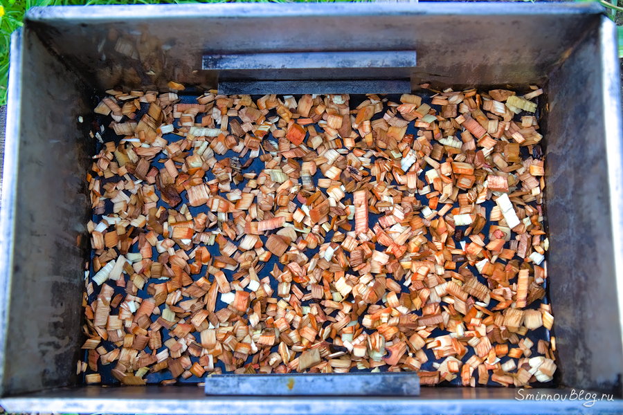Размокшая щепа не горит во время копчения