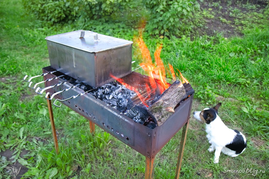 Чтобы рыба закоптилась равномерно, коптильню располагаем вдоль мангала