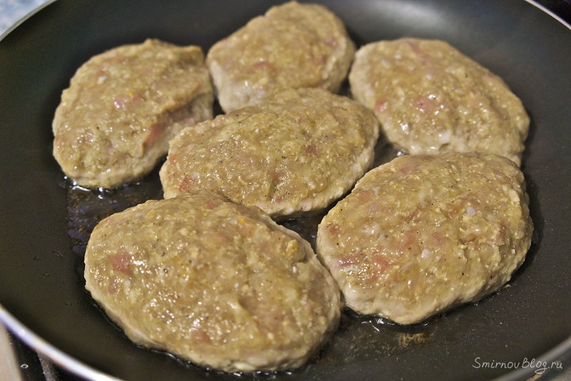 Домашние котлеты на сковороде