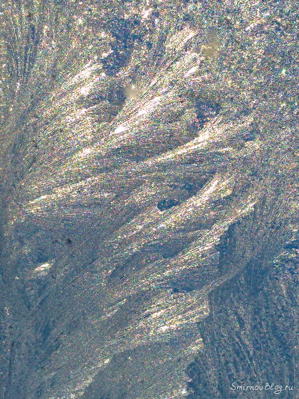 Зимние морозные узоры на стекле деревенского дома