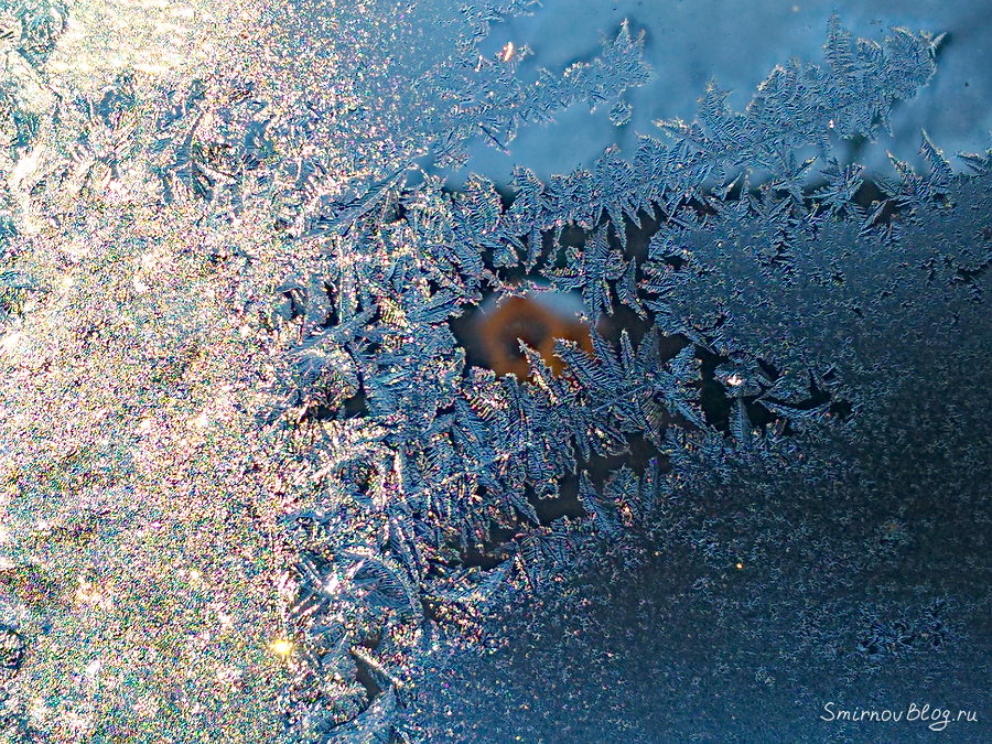 Морозные узоры на окне