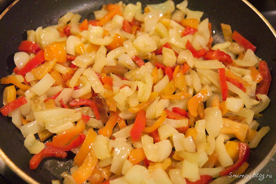 Греческая мусака в духовке Сладкий перец обжариваем на сковороде до мягкости